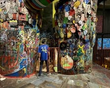 Savaşın atıklarını geri dönüştürerek kafe inşa etti