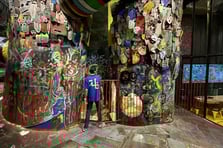 Savaşın atıklarını geri dönüştürerek kafe inşa etti