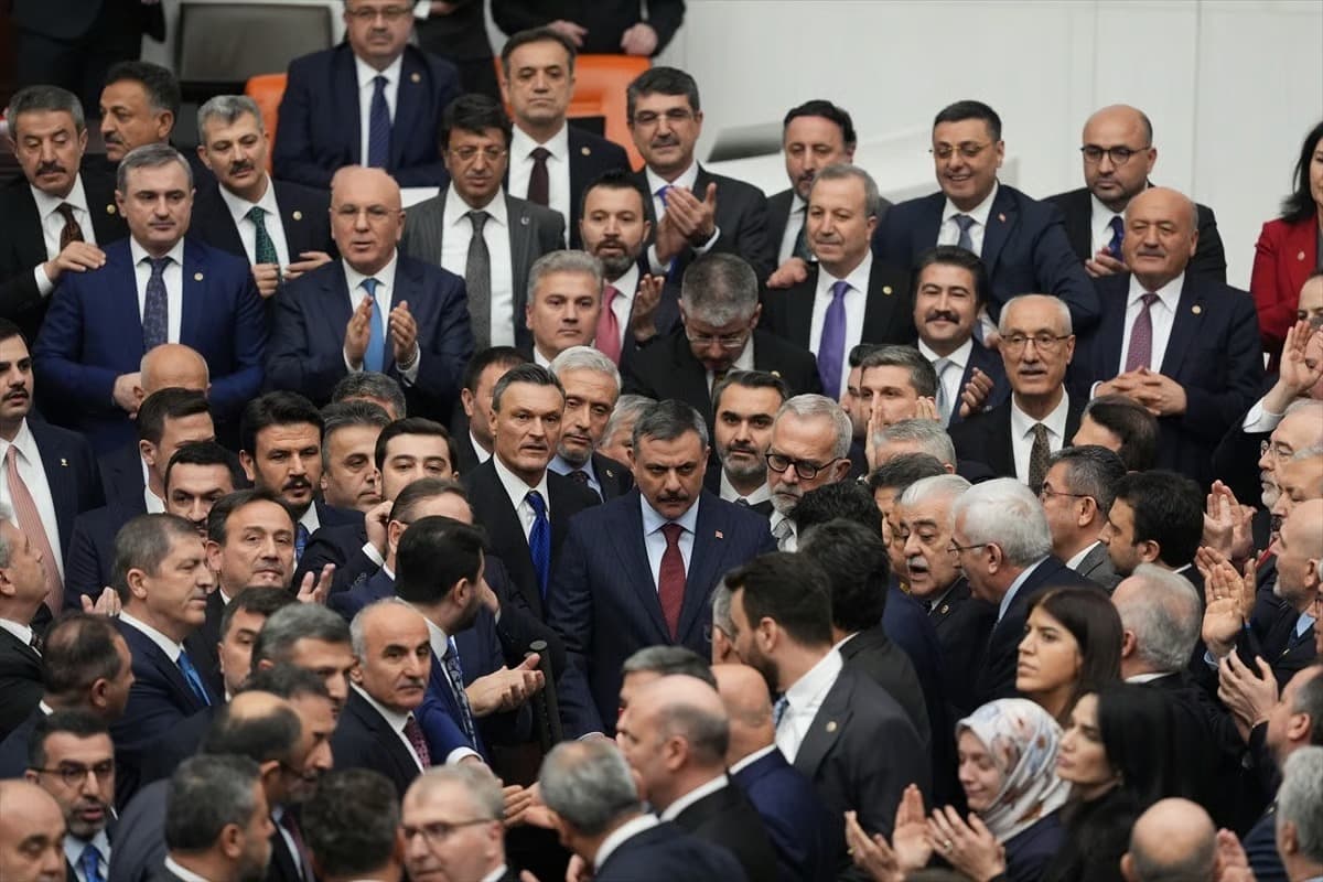 AK Partili vekillerle CHP'li vekiller birbirine girdi
