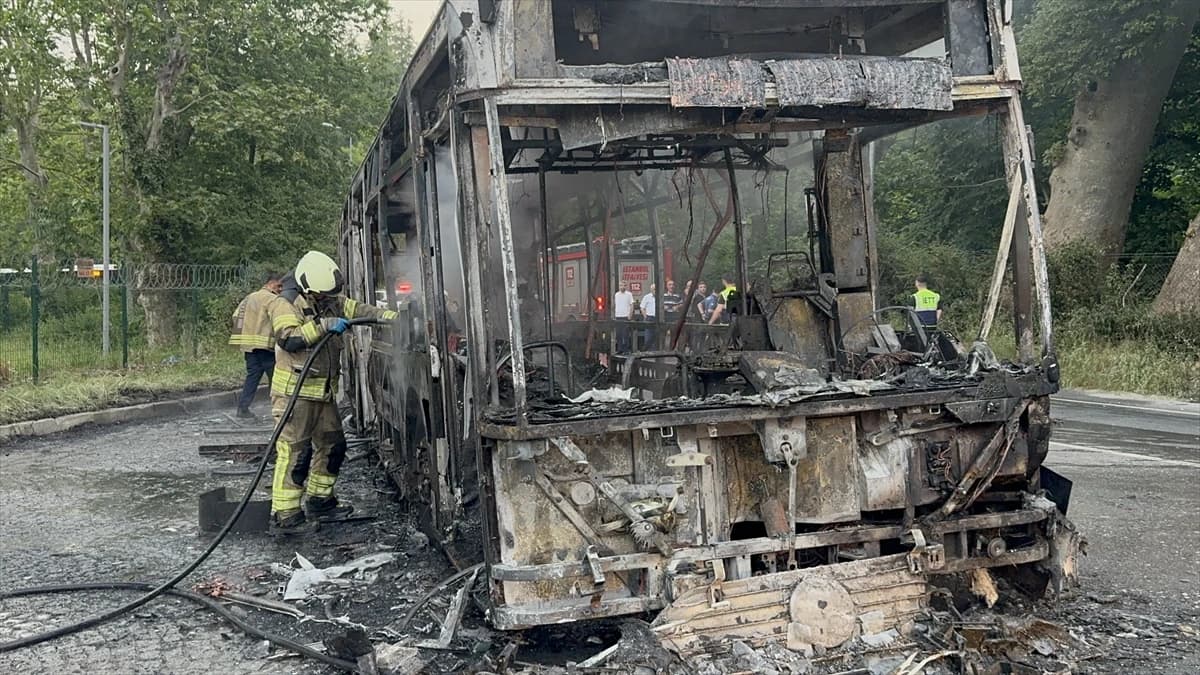 Beykoz'da seyir halindeki İETT otobüsü alev alev yandı