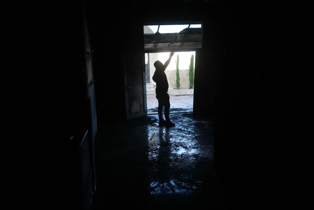 İsrailliler Batı Şeria'nın Cilcilya köyünde cami kundakladı