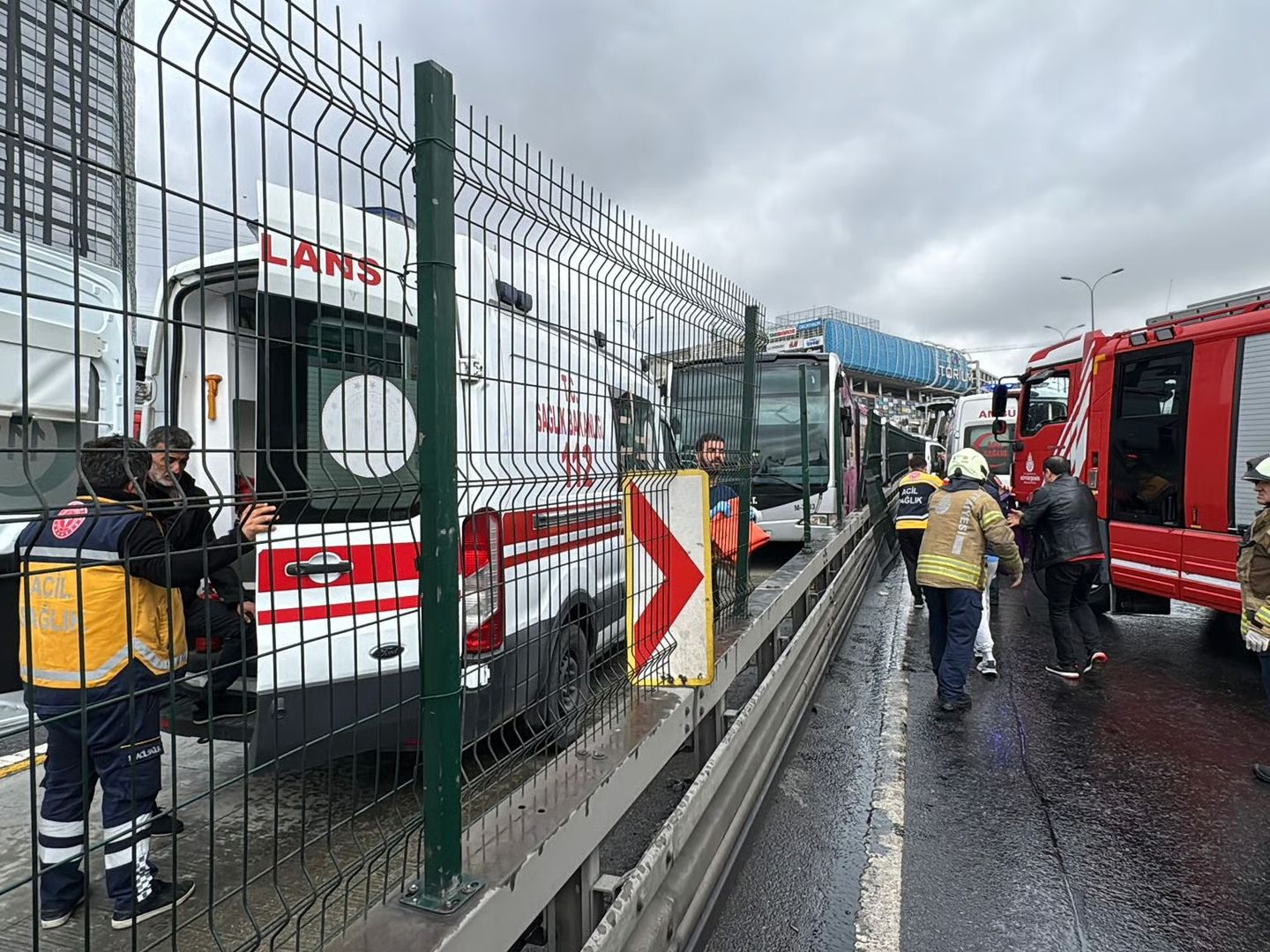 Haramidere durağında durakta bekleyen metrobüse bir başka metrobüs çarptı