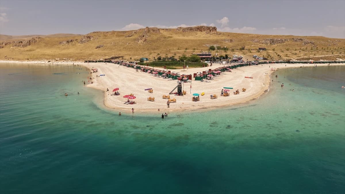 Turkuaz'ın bin bir tonu: Çakıl Adası