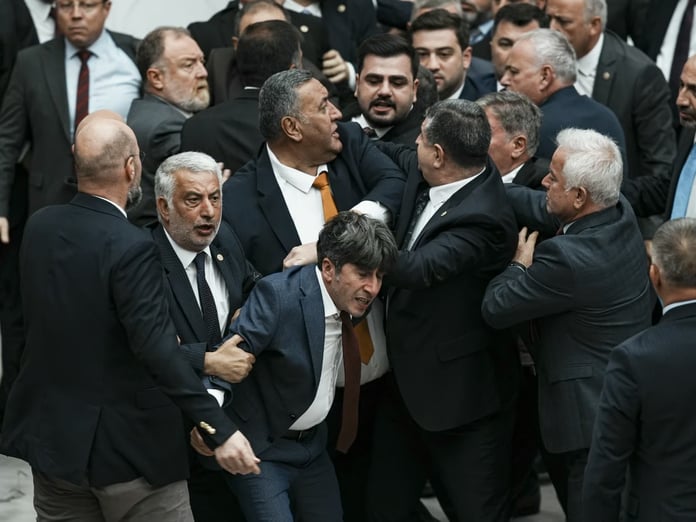 Huzur bozan vekiller yandı: Meclis'e Fransız disiplin modeli geliyor