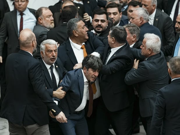 Huzur bozan vekiller yandı: Meclis'e Fransız disiplin modeli geliyor