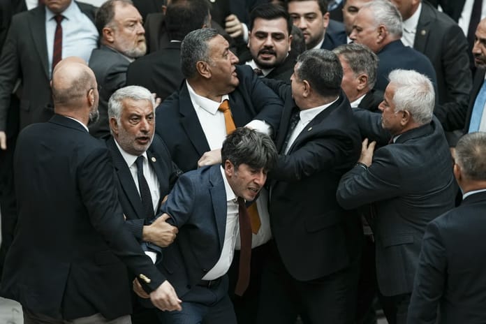 Huzur bozan vekiller yandı: Meclis'e Fransız disiplin modeli geliyor