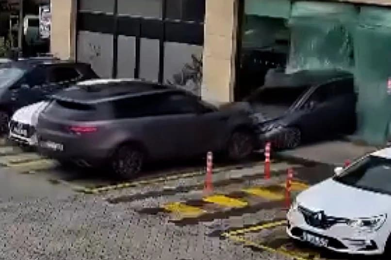 Çekmeköy’de kontrolden çıkan cip, sürüklediği araçla birlikte kafeye çarptı
