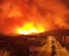 Yangına müdahale eden ekipler alevlerin arasında kaldı