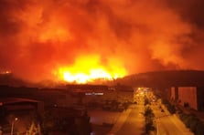 Yangına müdahale eden ekipler alevlerin arasında kaldı