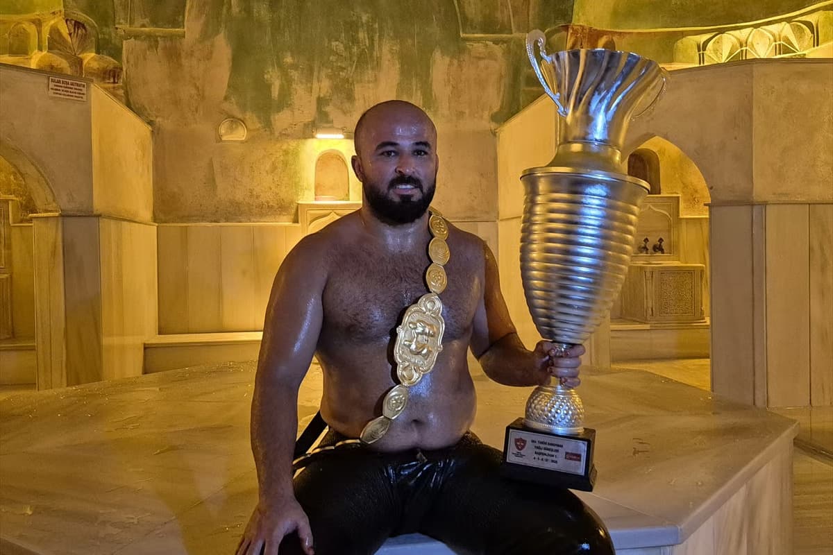 Orhan Okulu 664. Tarihi Kırkpınar Yağlı Güreşleri'nin başpehlivanı oldu: Altın kemer kuşandı, geleneği sürdürdü