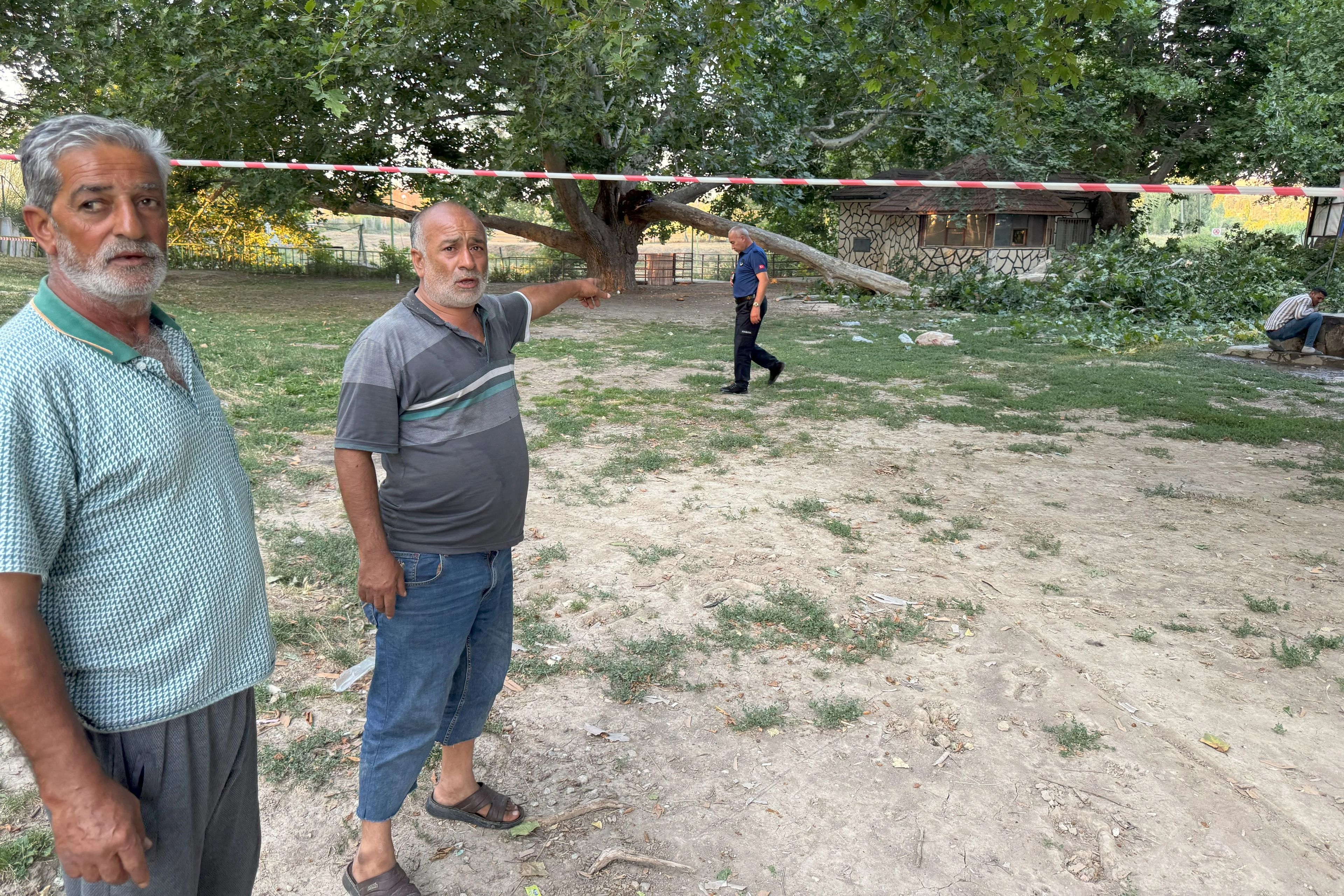 Piknik alanında ağacın dalı vatandaşların üzerine devrildi: 11 yaralı