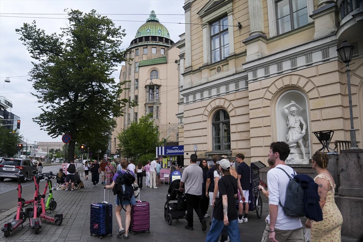 Helsinki Katedrali ihtişamlı görünümüyle turistlerin odağında