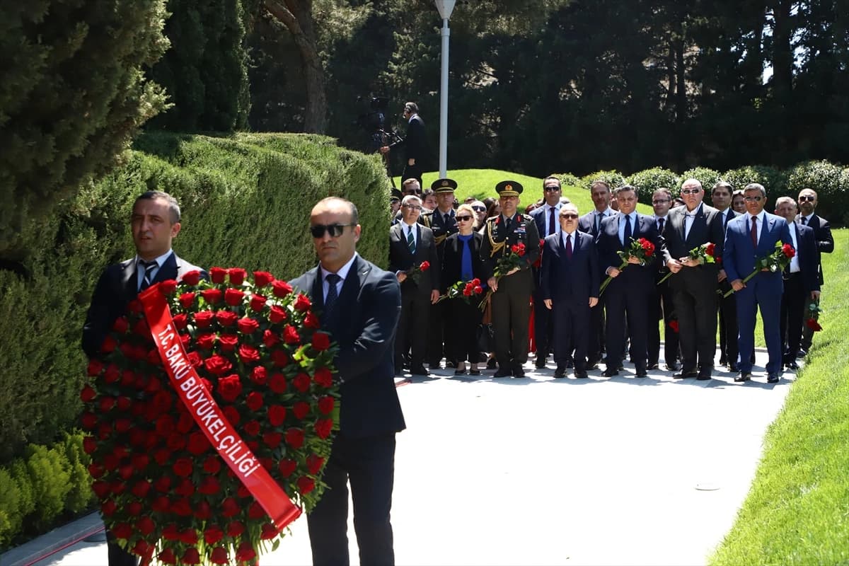 Haydar Aliyev Bakü'de mezarı başında anıldı