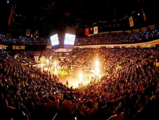 Fenerbahçe finale bir adım daha yaklaştı, Efes seriyi eşitledi