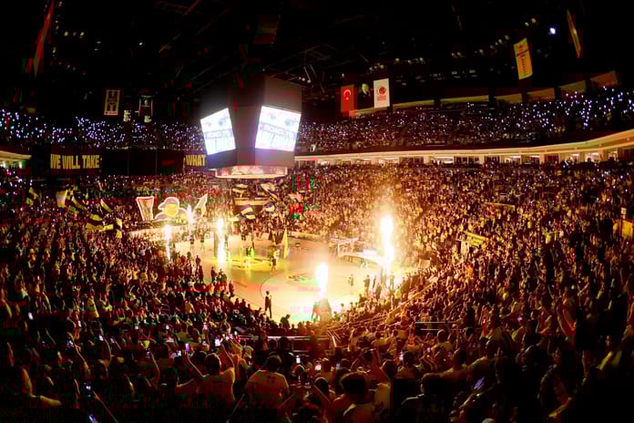 Fenerbahçe finale bir adım daha yaklaştı, Efes seriyi eşitledi