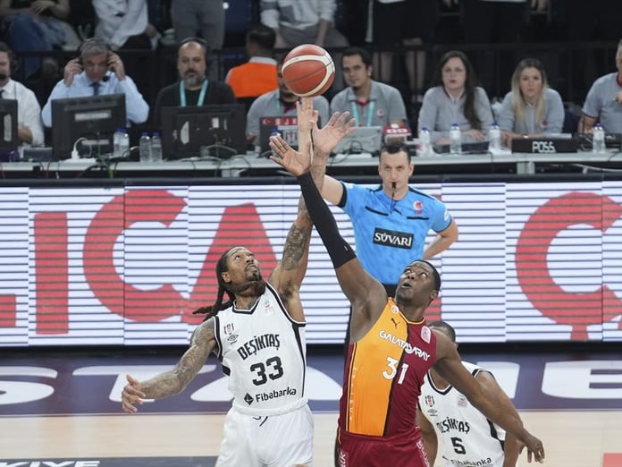 Beşiktaş'tan Galatasaray derbisinde galibiyetli başlangıç: Siyah beyazlılar, play-off serisinin ilk maçını kazanarak avantajı elde etti