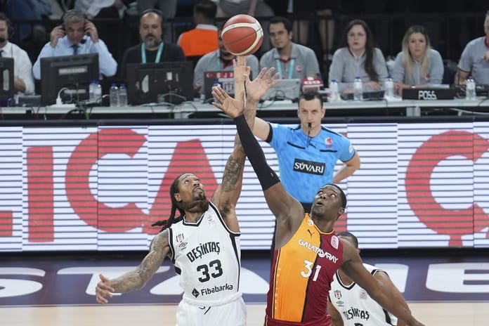 Beşiktaş'tan Galatasaray derbisinde galibiyetli başlangıç: Siyah beyazlılar, play-off serisinin ilk maçını kazanarak avantajı elde etti