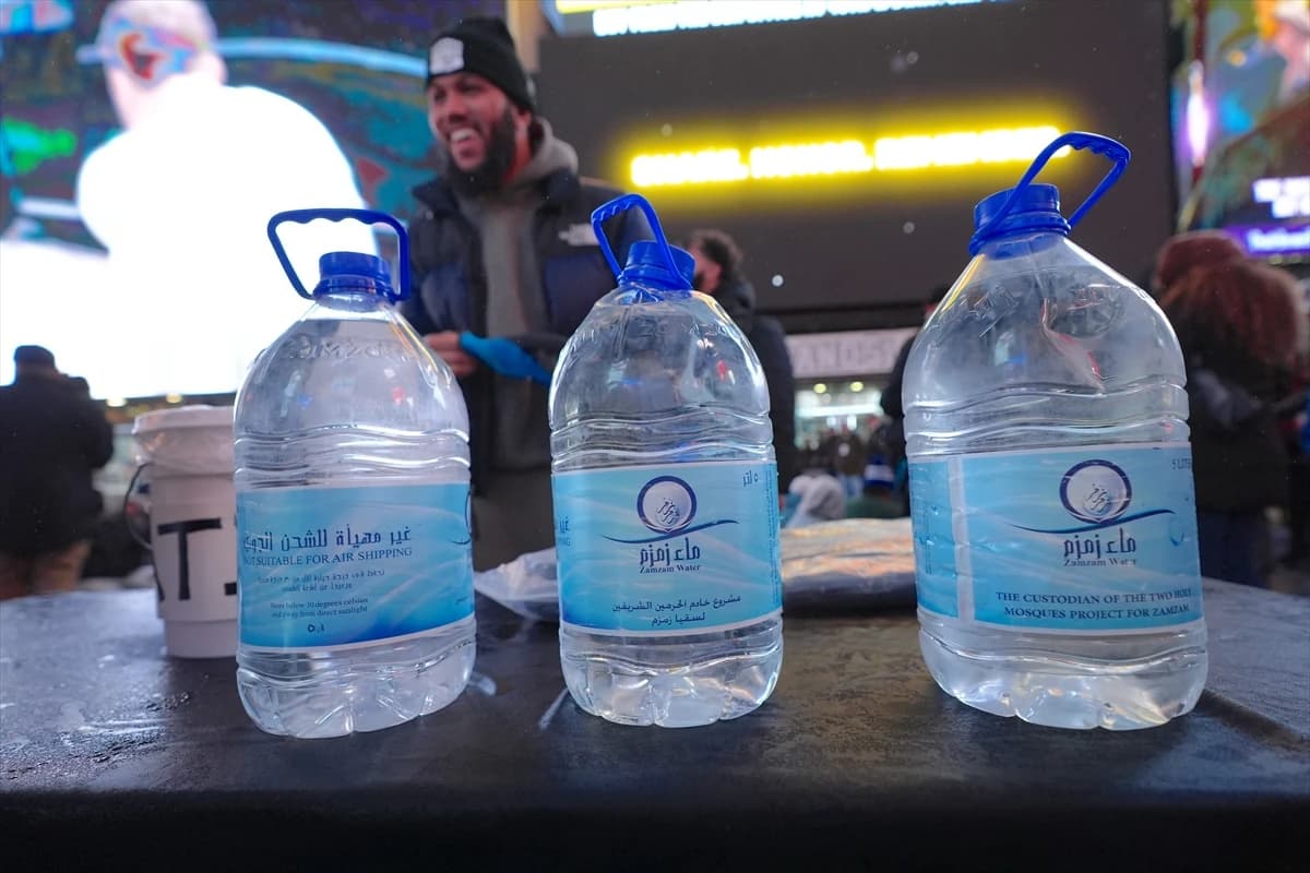 Times Meydanı’nda Müslümanlar bu yıl da iftar yapıp teravih namazı kıldı