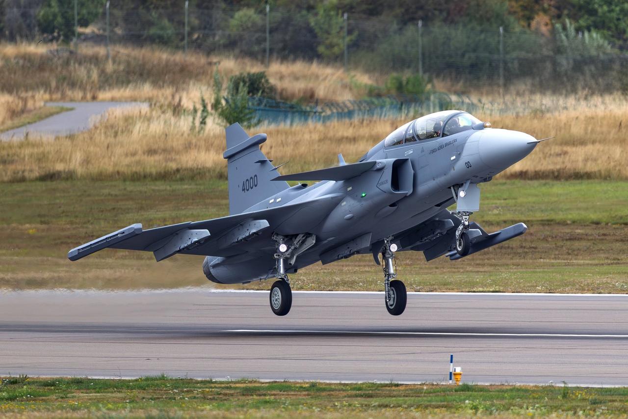 Gripen F ilk uçuşunu gerçekleştirdi
