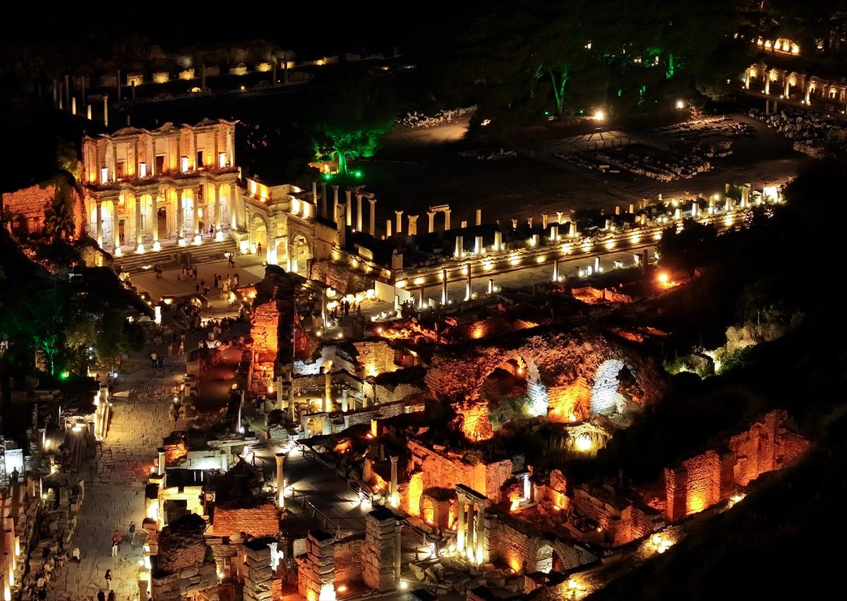 Efes Antik Kenti gece müzeciliği başladı! Günleri ve saatleri belli oldu