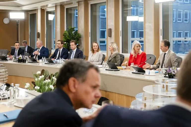 Hollanda'da peş peşe istifalar geliyor 