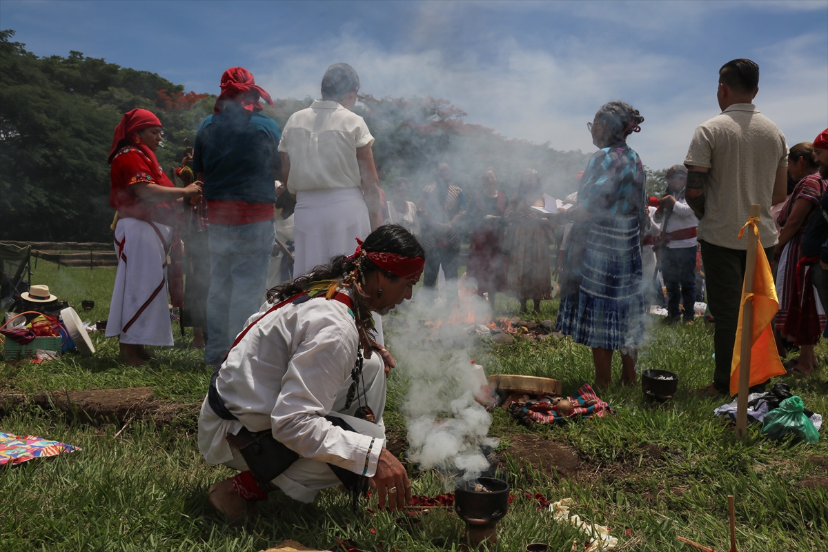 El Salvador'da yazı karşılama kutlaması