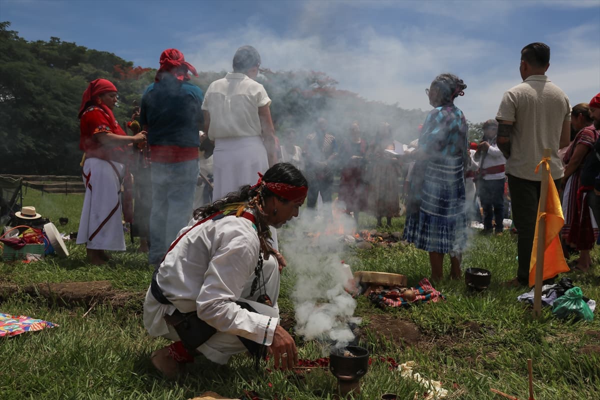 El Salvador'da yazı karşılama kutlaması