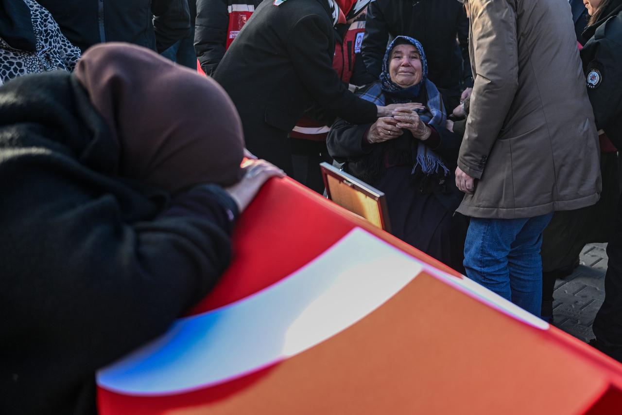 Şehitler son yolculuklarına uğurlandı: Gözyaşları sel oldu