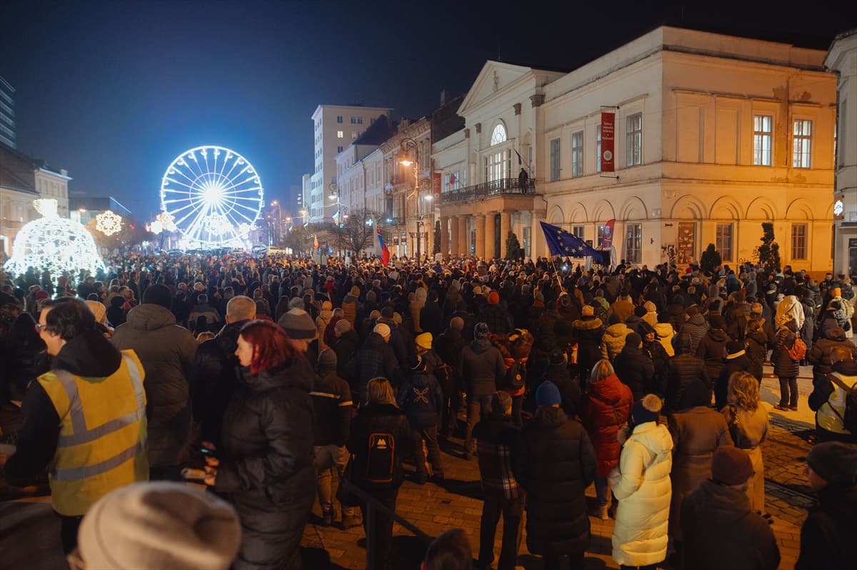 Slovakya’da binlerce kişi Fico hükümetini protesto etti