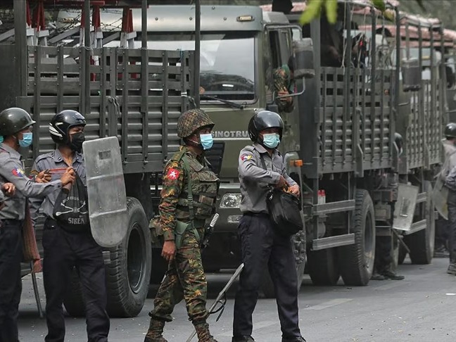 Myanmar'da 4,5 yıl sonra OHAL kaldırıldı