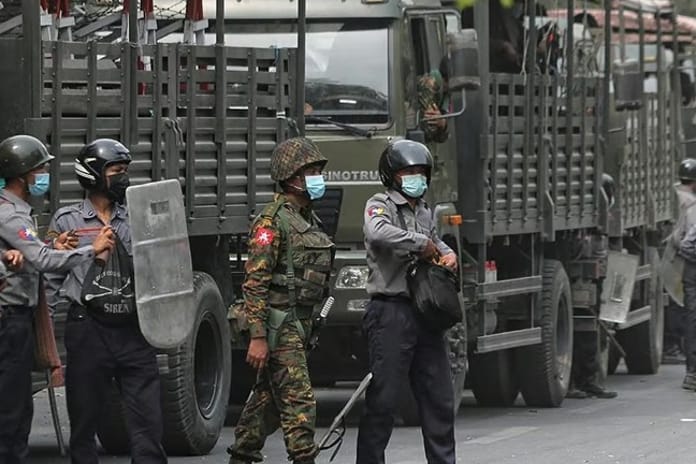 Myanmar'da 4,5 yıl sonra OHAL kaldırıldı