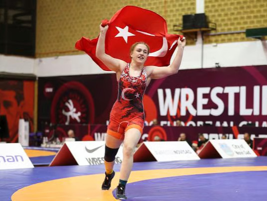 Avrupa Güreş Şampiyonası'nda Beyza Nur Akkuş altın madalya kazanırken, takım halinde ikincilik geldi