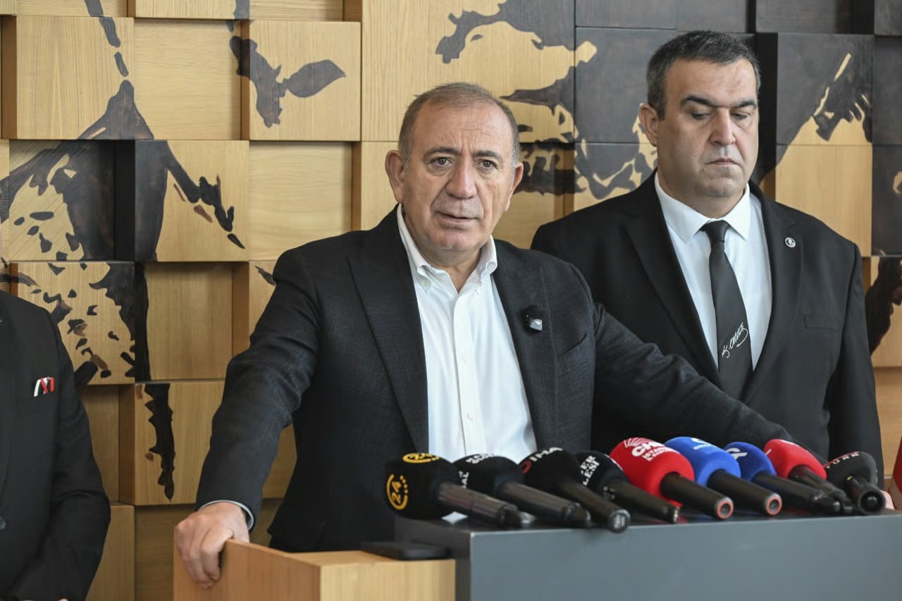 Gürsel Tekin göreve devam edecek
