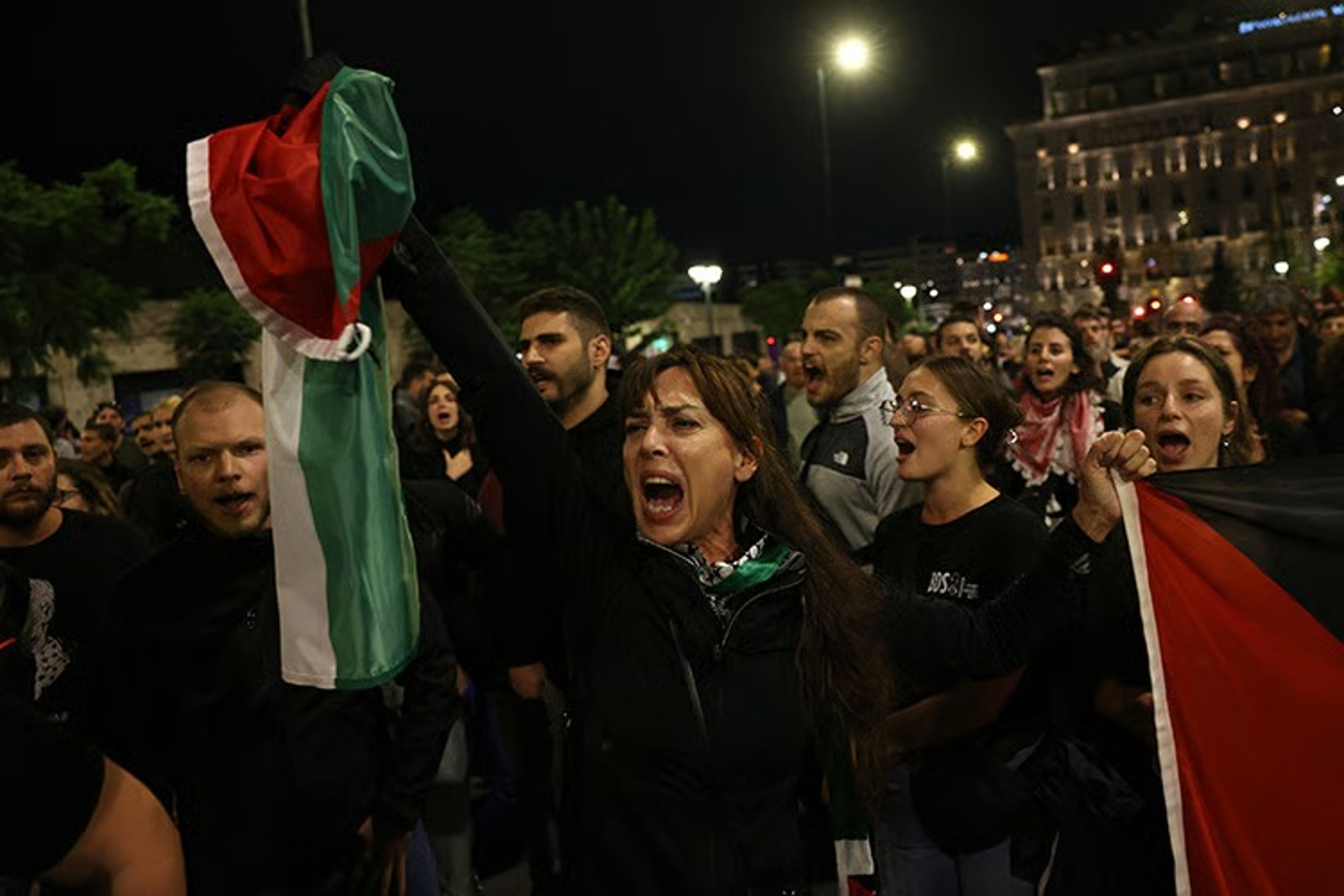 İsrail'in saldırdığı Sumud Filosu'na destek için binlerce kişi sokaklara akın etti