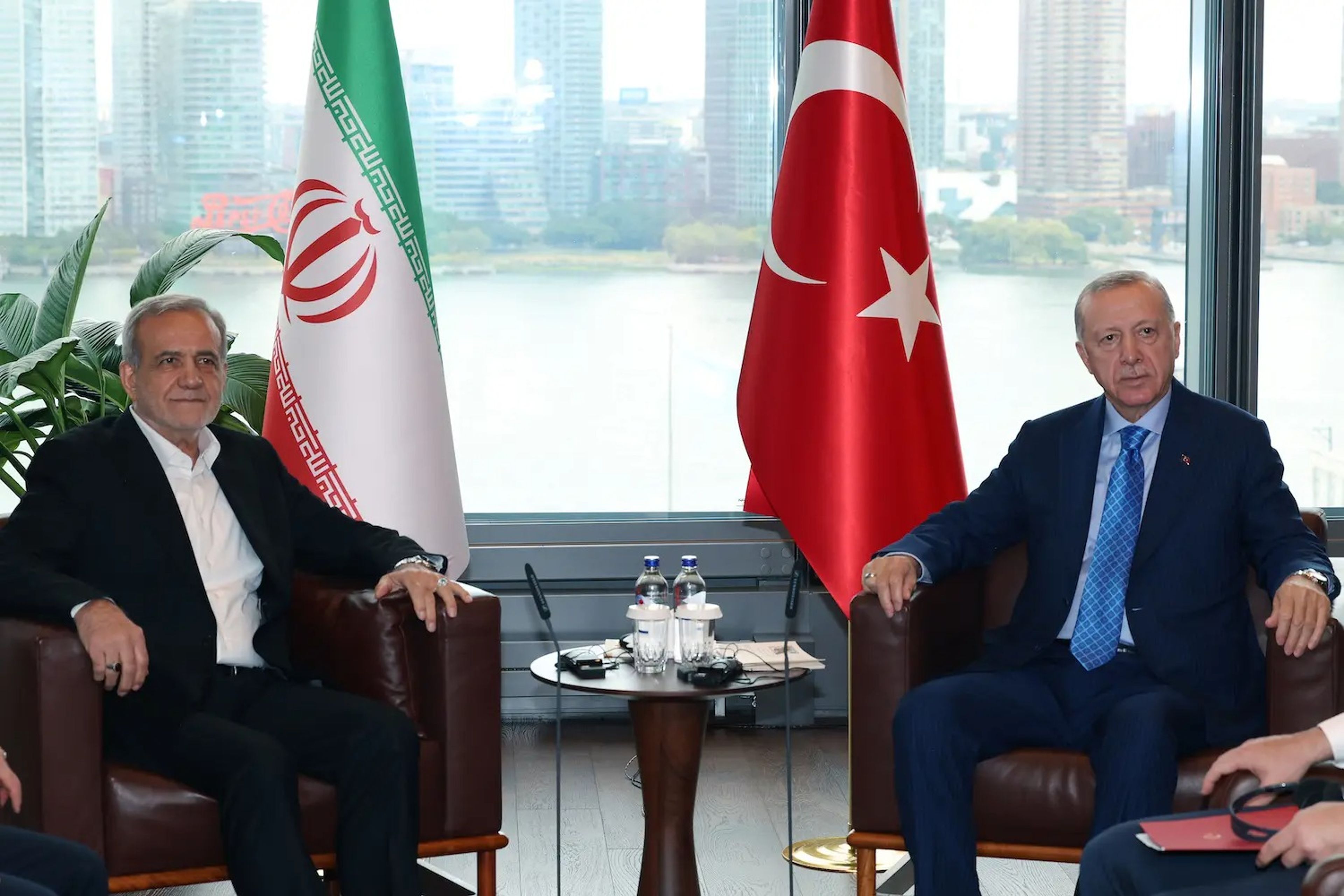 Cumhurbaşkanı Erdoğan İran Cumhurbaşkanı Pezeşkiyan ile telefonda görüştü