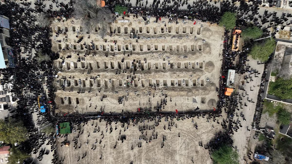 ABD'nin saldırısı sonucu hayatını kaybeden 168 İranlı öğrenci için düzenlenen cenaze töreni - Getty Images
