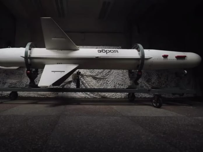 Ukrayna, 1.000 kilometre menzilli Uzun Neptün seyir füzesini tanıttı