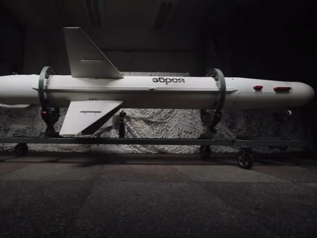 Ukrayna, 1.000 kilometre menzilli Uzun Neptün seyir füzesini tanıttı