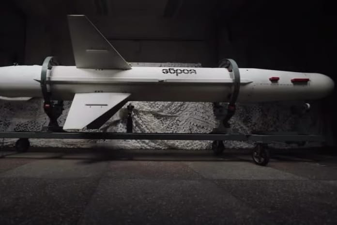 Ukrayna, 1.000 kilometre menzilli Uzun Neptün seyir füzesini tanıttı