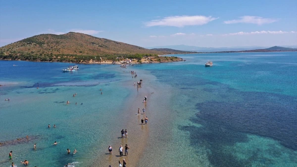 Denizden yürüyerek karşıya geçiyorlar