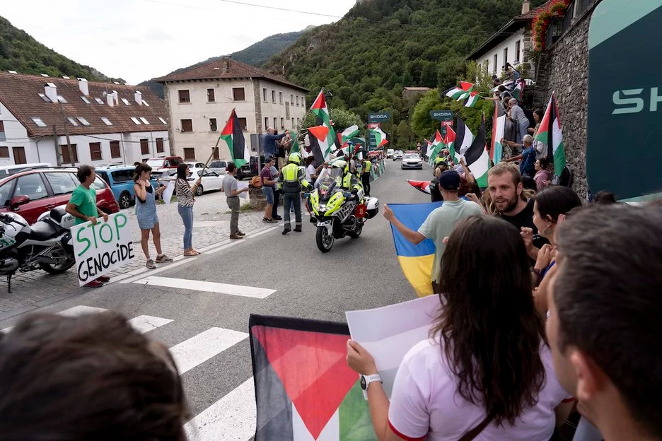  Protestolar yarışın gündeminde