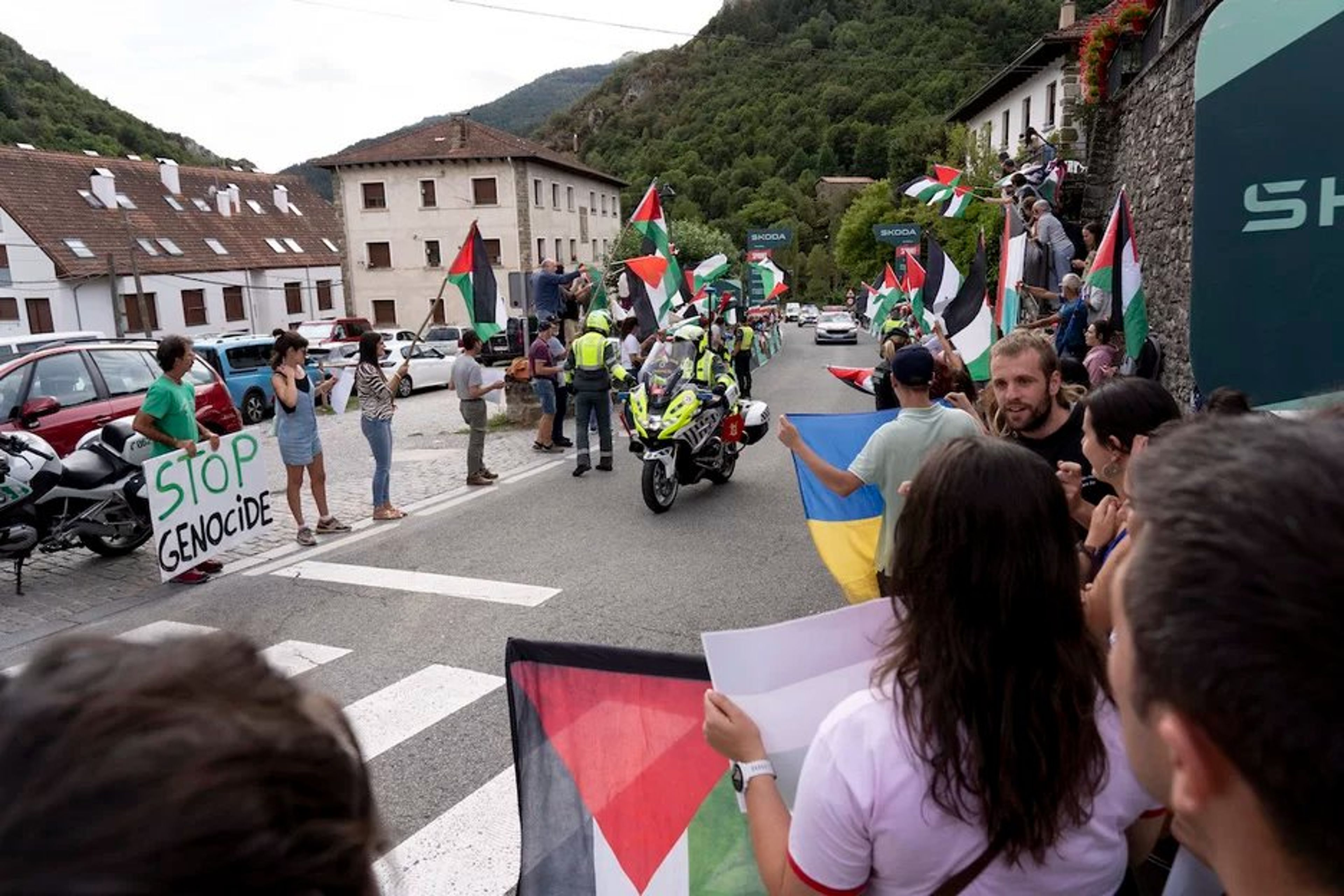  Protestolar yarışın gündeminde