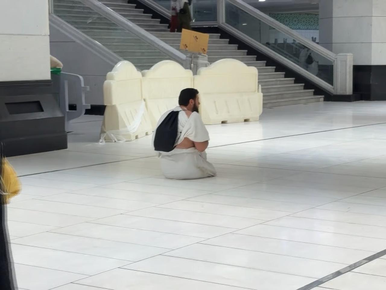 Engelli hacı adayı elleri üzerinde Kabe'yi tavaf etti