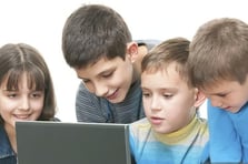 Ekran bağımlılığı çocuklarda bel ve boyun fıtığı vakalarını hızla artırıyor