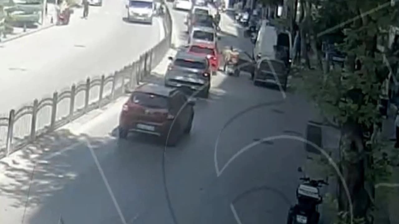 Akan trafikte sürücünün açtığı kapı bisikletteki kadına çarptı
