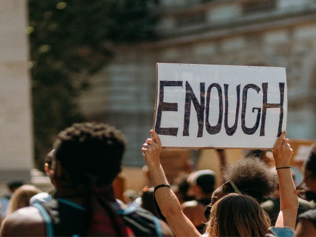 İngiltere'de 13 yaşındaki iki kıza yönelik istismar davasında çete üyeleri suçlu bulundu