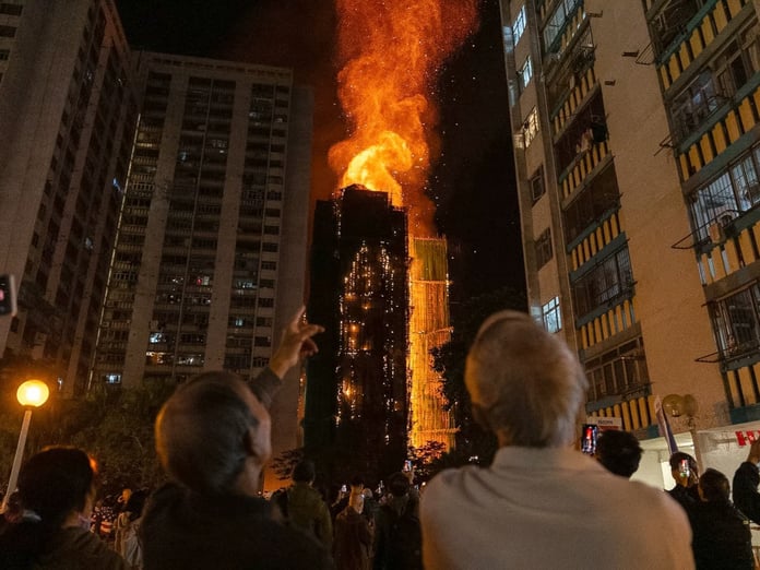 Hong Kong'taki gökdelenlerde çıkan yangında ölü sayısı artmaya devam ediyor