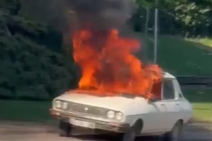 TBMM önünde beyaz toros yaktı