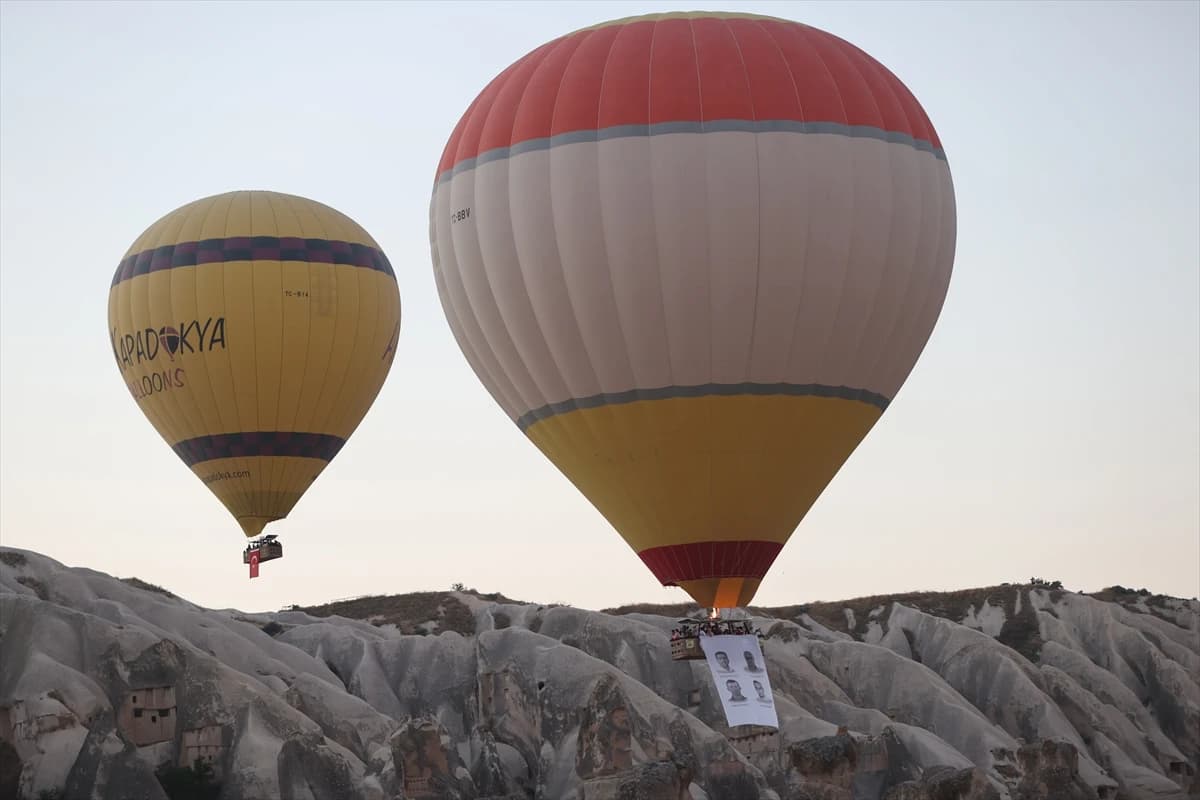 Kapadokya gökyüzünde anlamlı uçuş: Sıcak hava balonları 15 Temmuz için havalandı