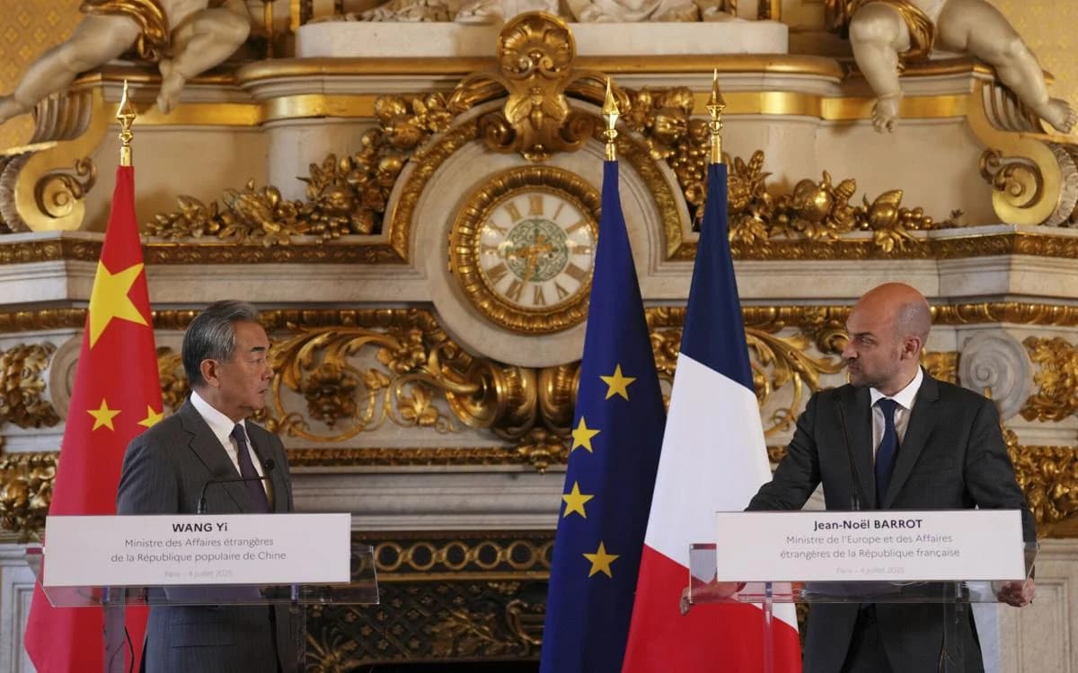 Vang Yi ile Jean Noel-Barrot - Reuters
